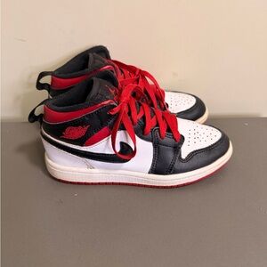 Youth Toddler NIKE AIR JORDAN 1 RETRO MID BLACK GYM RED
